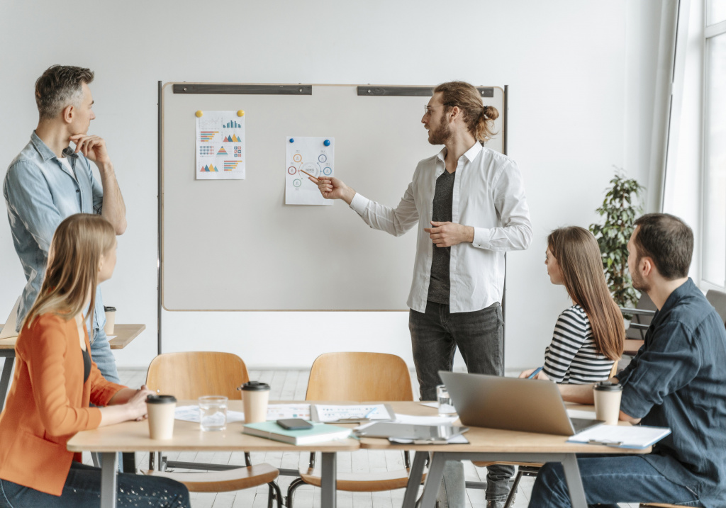 businesspeople-meeting-office-working-together.jpg